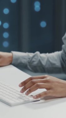 Genç Afrikalı kadın teknoloji uzmanı sunucu odasında veri izleme yazılımı programlıyor. Kadın bir uzman. Yüksek teknoloji ofisi. Veri merkezi.