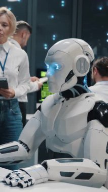 İnsanlar ve robotlar. Sibernetik geleceğin robot programlama verileri iş arkadaşlarıyla işbirliği içinde. Yapay zeka. Veri merkezi.