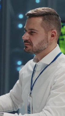 IT genç mühendisi programlama kodu, masaüstü bilgisayarından yazılım sunucusu verileri hesaplıyor. Veri merkezi. Robot! Yapay zeka.