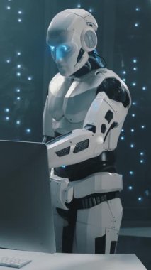 Yapay zeka kavramı. Veri merkezi. Birkaç robot, sunucu verilerini kontrol eden bilgisayarları hackliyor. Telekomünikasyon. Gelecek teknolojisi.