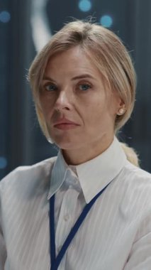 Sunucu odasında işbirliği yapan genç ve çekici bir IT yöneticisi. Portre modern akıllı kadın teknisyen bulut veri merkezinde hesaplama.