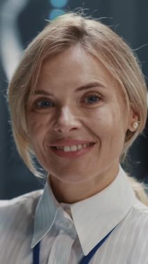 Sunucu kontrol odasında bilgisayar masasında çalışan neşeli sarışın bilişim uzmanı kadın portresi. Çoklu ekran. Bilgi teknolojisi. Veri Merkezi insanları.