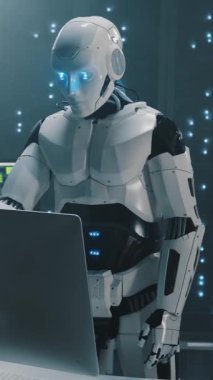 Yapay zeka kavramı. Modern bilgisayar ofisinde çalışan otomatik robotlar. Sunucu rafı odası. Veri merkezinde işbirliği yapan sibernetik sayborg işçileri.