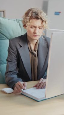 Hüsrana uğramış, resmi giyinmiş bir kadın bilgisayarın başında oturmuş, ne yazık ki monitöre bakıyor. Ofis çalışanının sıkı çalıştığı görüntüler. Kötü haber, duygu konsepti, stresli iş