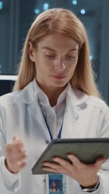 Sunucu odasında tablet bilgisayar kullanarak laboratuvar önlüğü giyen çekici kadın yardımcı portre. Bulut hesaplama. Takım çalışması. Gelişme. Modern teknoloji. Sunucu rafları.