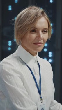 Sunucu odasındaki genç bilişim işçisi yönetici kadın. Veri merkezi uzmanı. IT yazılım geliştirme. İş kadını..