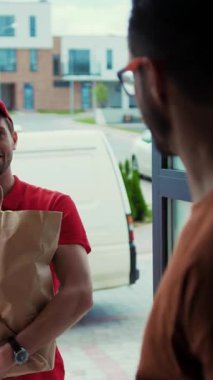 Bulanık bir siluet profili, gözlüklü bir kişinin minimalist ve içsel bir titreşim sağladığını gösteriyor..