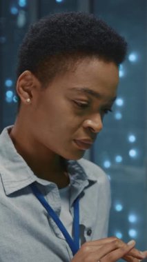 Sunucu odasında işbirliği yapan Afro-Amerikan çekici IT teknik destek müdürünün portresi. Veri merkezi. Çok ırklı ofis. Meslek.