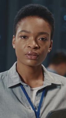 Güzel Afrika teknolojisi uzmanı bilişim yönetimi müşteri destek uzmanının portresi veri merkezi profesyonel sunucu odası üzerinde tablet eşzamanlı çalışma kullanıyor.