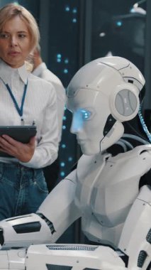 Bilgisayar programlama sunucusunu kullanarak veri merkezinde işbirliği yapan sibernetik robot işçisi. Modern hizmet. Yapay zeka. Yapay zeka kavramı. İşbirliği.