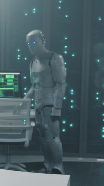 Yapay zeka. Robotlar. Veri merkezinde birlikte çalışan bir çift cyborg kod kırma yazılımı. Sunucu rafları. Sunucu odası.