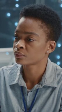 Akıllı kadın bilişim yöneticisi. Professiona veri merkezinde finansal başlangıç analizi yapan bir ofis yöneticisi..