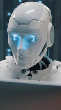 Gelecekçi robot bilgisayarda klavye yazma bulut hesaplama web sunucu kontrol sistemi verileri insanlarla çalışıyor. Telekomünikasyon. Gelecekteki Yapay Zeka.