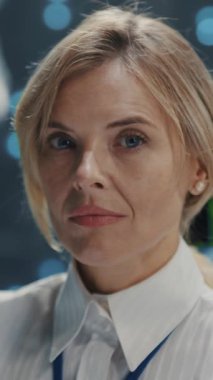 Yüksek teknolojili sunucu ofis veri merkezinde çalışan kadın teknoloji uzmanı portre yöneticisi. Bulut hesaplama. Teknoloji. Halk ve meslek.