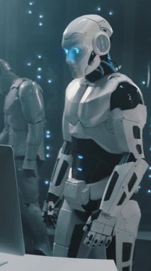 Gelecek şu andır. Modern yüksek teknoloji bilgisayar ofis sunucu odasında çalışan otomatik sibernetik yapay zeka robotları. Sanal gerçeklik. Teknoloji konsepti.