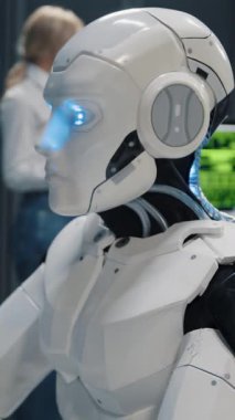 Gelecek konsepti. Otomatik gelecekçi cyborg masaüstü bilgisayarı üzerinde çalışıyor. Veri merkezi robot işçi programlama güvenli yazılım. Veritabanı. Sunucu odası.