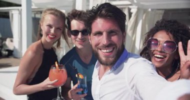 Güneş gözlüklü komik arkadaşlar gülümseyerek parti kumsalında mutlu olun yaz adamı doğa teknolojisi güneş grubu güzel pozlar açık hava arkadaşlığı fotoğrafı genç tatilde