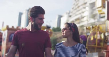 Romantik genç çifti kapatın, gülümseyin, mutlu günbatımını hissedin, aşk yaz aşkı, doğal flört, eğlenceli kadınlar, ilişki, yüzler, neşeli erkekler, dinlenme, yavaş çekim.