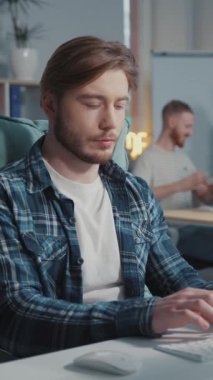 Aynı ofiste oturan sakallı bilişim yöneticisi programlama kodu yazan bilgisayar klavye masaüstü. Halk, iş ve meslek.