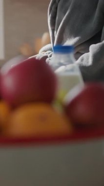 Kadın ellerinin ahşap kesme tahtasıyla domatesleri sağlıklı yiyeceklerle kesmesine yakın durun. Kadın mutfakta sağlıklı sebze salatası hazırlıyor..