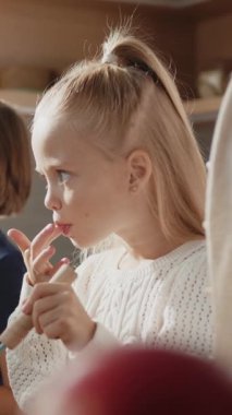 Şirin bir oğul ve kızın omlet pişirmeyi öğrenmesi, eğlenmesi, anne babaya mutfakta yardım etmesi. Küçük çocuklu beyaz bir aile kahvaltıyı evde birlikte hazırlar..