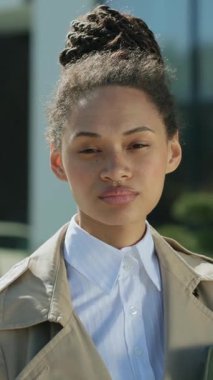 Güzel afro-amerikan iş kadınının portresi kameraya ciddi bir özgüvenle bakıyor. Tablet bilgisayarı tutun. Yavaş çekim