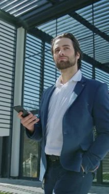 Resmi mavi ceketli yakışıklı Avrupalı genç iş merkezinin güzel modern binasının yakınında yürüyor. Akıllı telefonlu meşgul bir işadamı buluşmaya gidiyor, etrafa bakıyor. Kıyafet, yaşam tarzı, açık hava