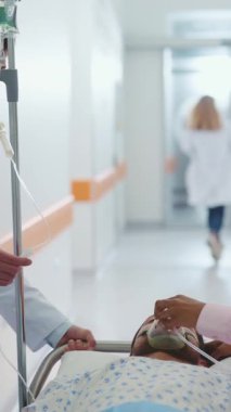 NEW YORK - 19 Mayıs 2018: Acil servis. Coronavirus. Birkaç çok ırklı doktor hasta ile acil sedye yatağını hastane koridoruna itiyor. Salgın ve güvenlik kavramı.