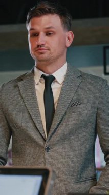 Genç iş adamı kahveciden sıcak içecek alıyor. Femsle Barista, bağlantı kurulamayan ödemeler için terminal makinesini hazırlıyor. NFC teknolojisi. Yiyecek servisleri.