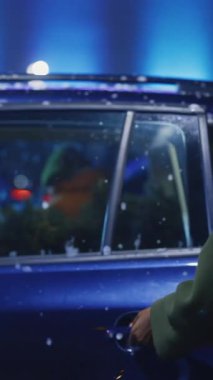 Çeşitli kadınlar ellerinde hediyelerle arabaya doğru yürüyorlar. Noel tatili. Kış partisi. Kış tatili Yolculuk.