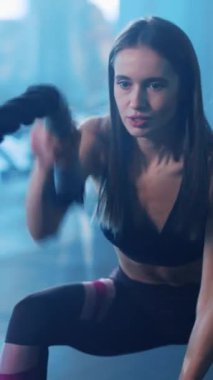 Çekici kendine güvenen beyaz kadın, spor salonunda antrenman yaparken belirlenen ipe bağlı beyaz kız eğitimi. Spor kızı. Kadın sporcu..