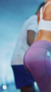 Koşu bandında mükemmel vücut yapısı olan seksi çekici kadınlar ve erkeklerin yan görünüşü. Takım sporları. Çok ırklı insanlar.