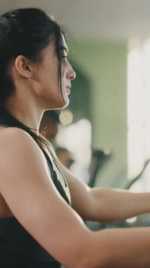 Güzel konsantre atletik kadınlar ve erkekler birlikte koşu bandı çalıştırarak sağlıklı vücut bakımına hazırlanıyorlar. Vücut geliştirme. Sporcular.