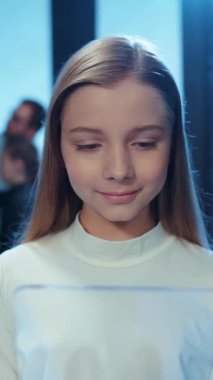 Genç bir kız, yeni şeyler öğrenme hevesini ve merakını yansıtan bir belgeyi neşeyle okuyor.