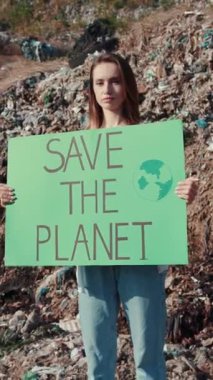 Kararlı bir kişi, çevrenin korunması ve korunmasının önemini teşvik eden bir işaret taşıyor.