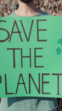 Çevre koruma ve sürdürülebilirlik çabalarının önemini destekleyen canlı ve göz alıcı bir işaret.