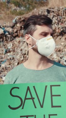 Maske takan kendini adamış bir birey kirliliğe karşı, çevre korumasını savunuyor..