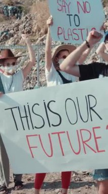 Eylemciler sürdürülebilir bir gelecek için bir araya gelerek, plastik kullanım ve kirliliğe karşı güçlü bir mesaj veriyorlar