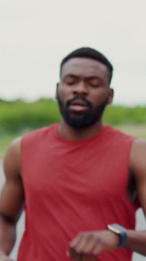 Bulanık görüntü, sağlıklı ve kararlı olduğunu vurgulayarak doğal bir ortamda koşan bir adamı gösteriyor.