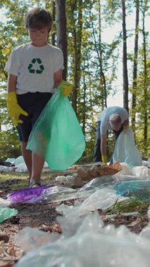 Her yaştan gönüllüler, çevre bilincini artırmak ve geri dönüşümü desteklemek amacıyla temiz ormanlık alanda birleşirler..