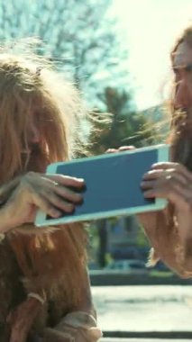 Parlayan tabletlerden büyülenen mağara adamları eski dünyalarını modern teknolojiyle komik bir şekilde harmanlıyorlar.