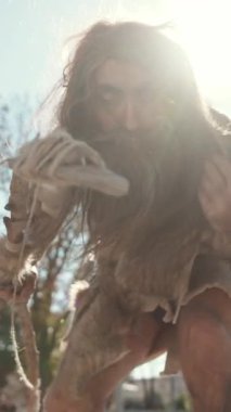 Basit ve ilkel bir figür. Sakallı ve hayvan kürkü giymiş. Doğadaki ilk insan varlığını yansıtıyor.