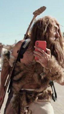 Kürk giymiş ilginç ve maceraperest bir karakter. Sırt çantası taşırken eşsiz bir stil sergiliyor..