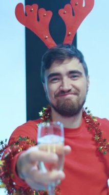 Bu sanat eseri, simetrinin ve basitliğin güzelliğini vurgulayan minimalist bir dikey yapıyı gösteriyor.