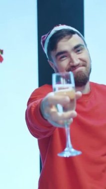 Modern estetik için tasarlanmış çeşitli geometrik şekiller ve serin tonlardan oluşan parlak, minimalist bir görüntü.