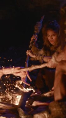 İlkel bir kabile, parlayan bir kamp ateşi etrafında yapılan gizemli ve çetrefilli bir törene katılır.