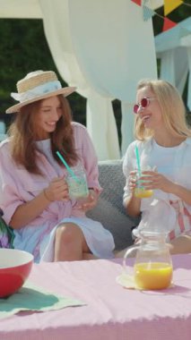 Harika arkadaşlarla güneşli bir günün tadını çıkarmak, içkileri tazelemek ve açık havada eğlenmek.