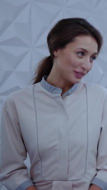 Gösterişli, modern ve çağdaş bir ortamda bej rengi üniforma giyen özenli, kendini işine adamış bir profesyonel.