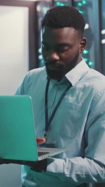 Odaklanmış bir birey, yenilikçiliğe ilham veren modern, teknolojik bir ortamda dizüstü bilgisayar sunar.