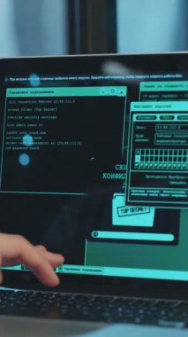 Gelişmiş kodlama arayüzlerini ve karmaşık veri görselleştirmelerini belirgin bir şekilde gösteren geleceksel bir dizüstü bilgisayar görüntüsü